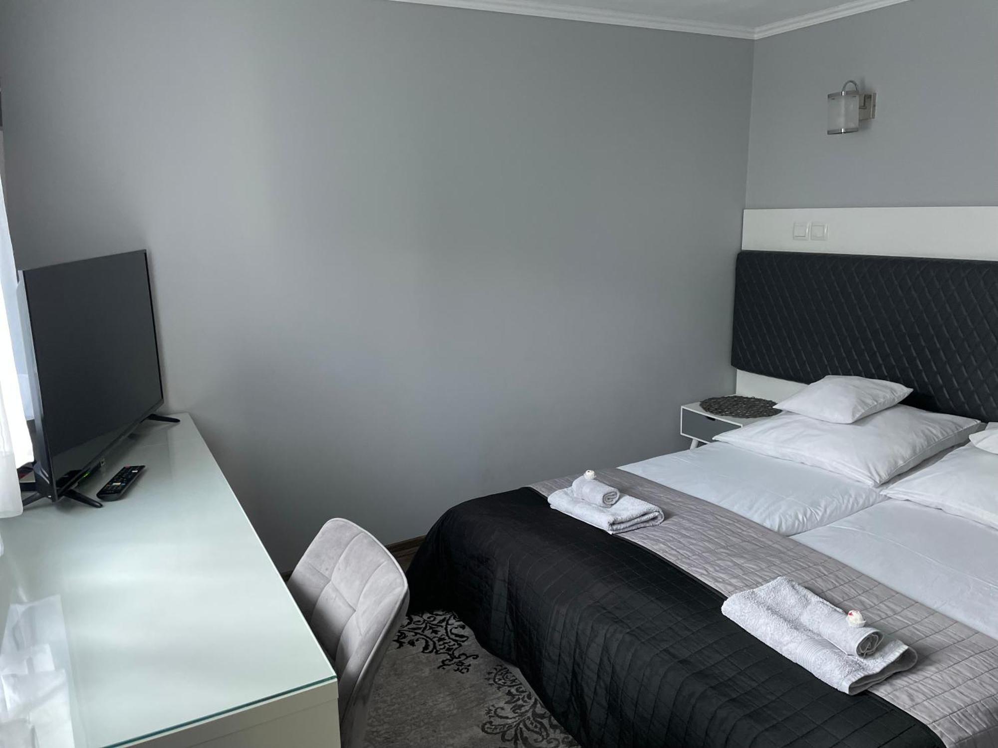 Apartament Lazur Pila Luaran gambar